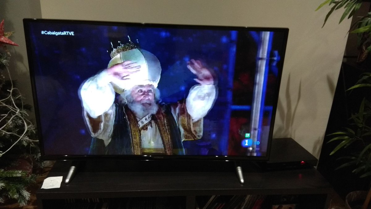 Desde #Leeds UK, viendo la #CabalgataRTVE con mi hija, esperando a ver qué nos traen!