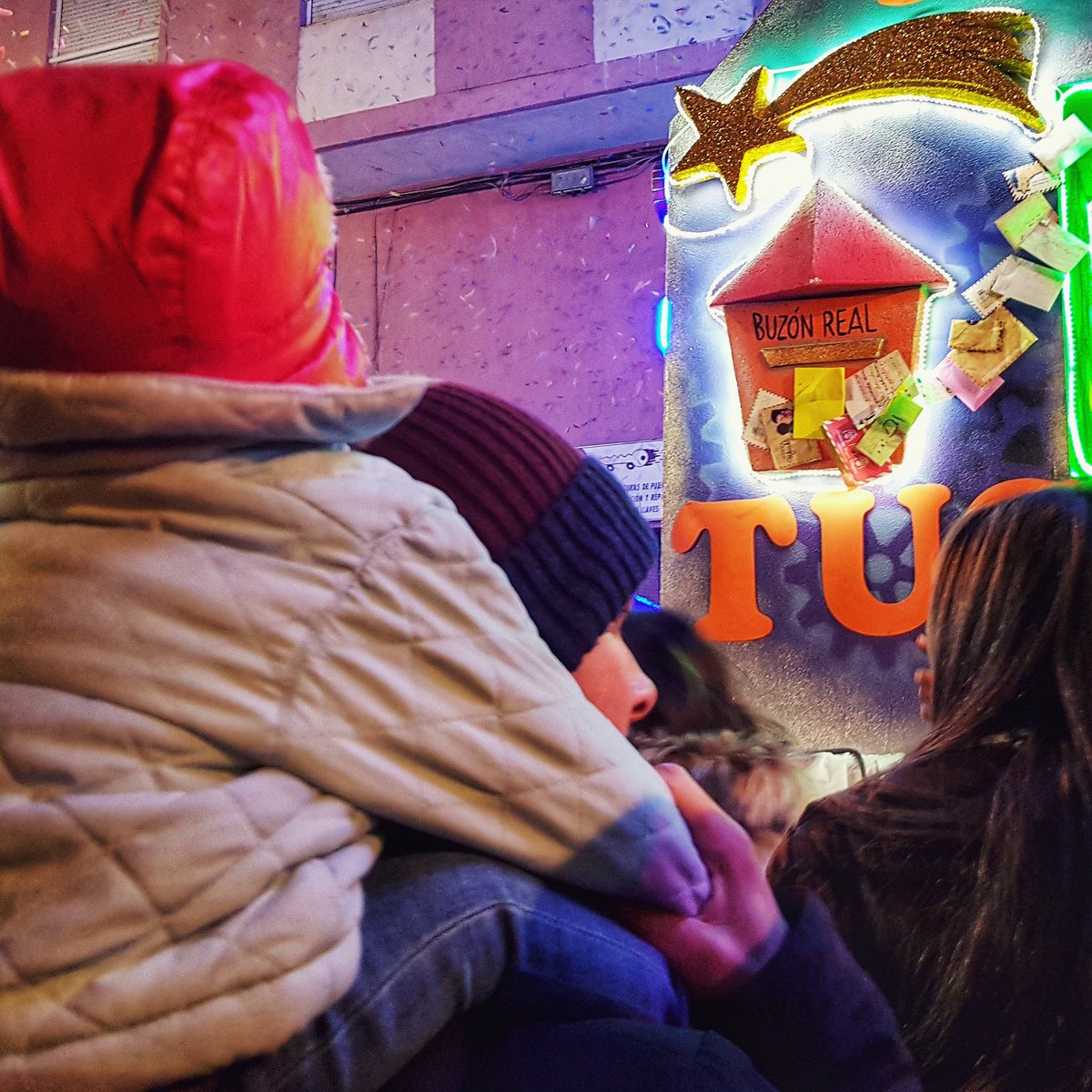 Buzon real, tu.
De regalos está llena la vida. 
Disfrutad de la magia!! 🌠