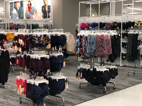 AClarkeVM1948's tweet image. Diving into 2019 with an awesome swim set and the new brand, Kona Sol! Loving these color stories 🏊‍♀️👙
#T1948 #VMlife #visualmerchandising