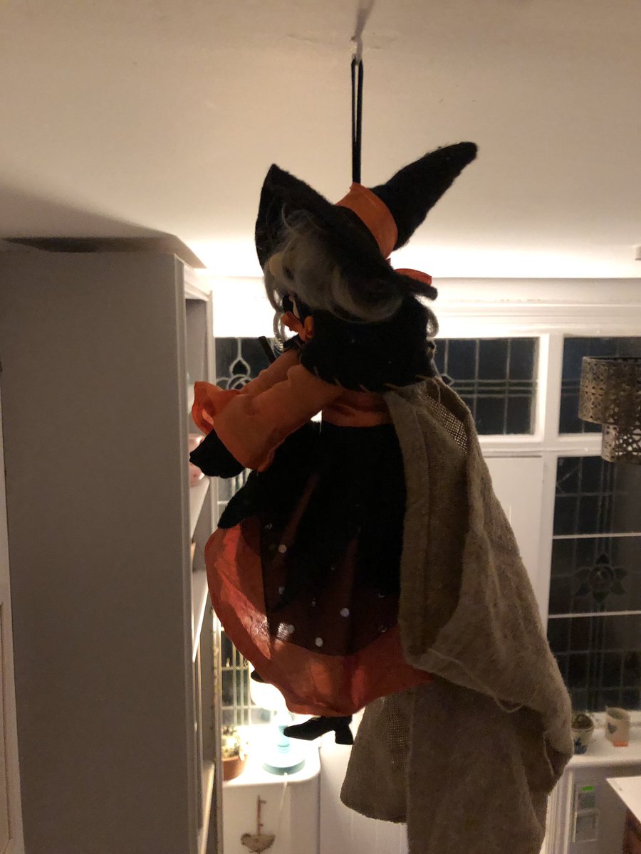 msalilla's tweet image. Will she bring chocolate or a lump of coal? #TwelfthNight #LaBefana Italian traditions 🧙🏻‍♀️