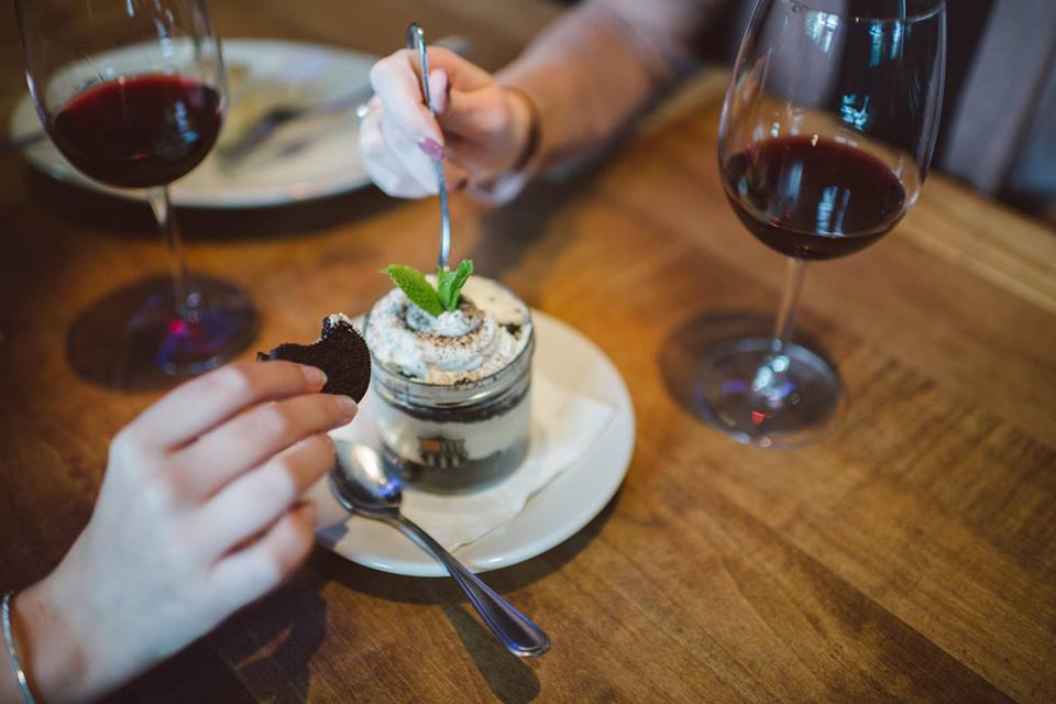 BrownsUpLo's tweet photo. Spending #NationalWhippedCreamDay with the Oreo Jar and wine https://t.co/lfK016jPPs