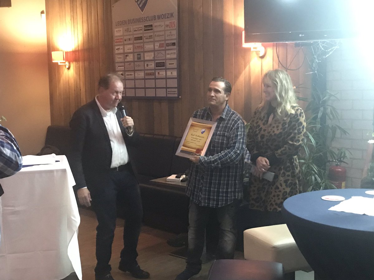 🏆Vandaag tijdens een goed bezochte nieuwjaarsreceptie bij <a href="/SCWoezik/">SC Woezik</a> is Rob Kobussen verkozen als Vrijwilliger van het Jaar! 👍🏼💪🏼 Rob zet zich al jaren zeer verdienstelijke in als coördinator bij de TC Jeugd en daarom een terechte eer aan deze topper! #woezik #clubvooriedereen