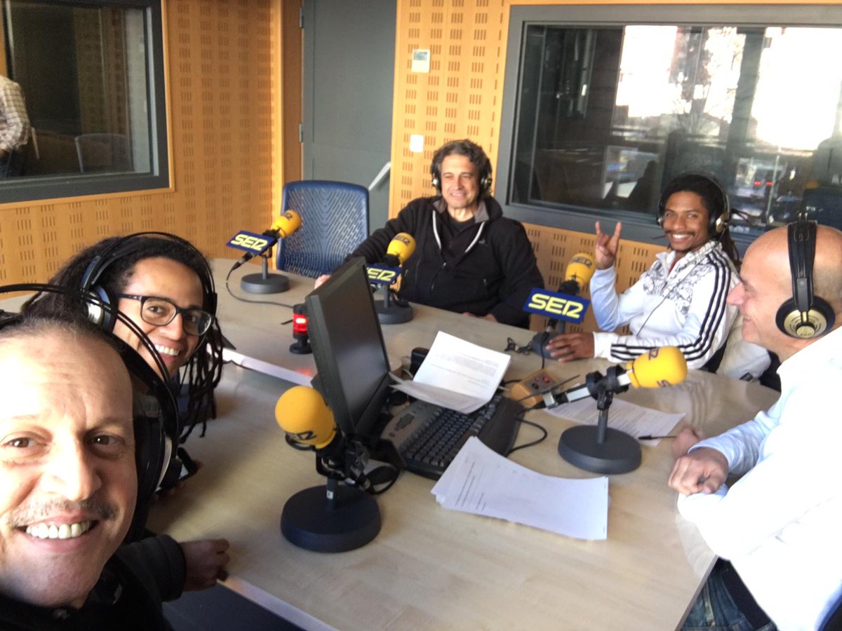 Mike_Batista_'s tweet photo. Ayer Pasamos un buen rato en @La_SER #Valladolid unas horas antes de la función en el @TEATROZORRILLA . Muchas gracias a mis compis por el apoyo . https://t.co/irBeslDLP6