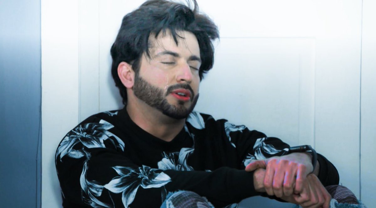 TeamDheerajD's tweet photo. DD is continuously outdoing himself bringing out the best in Karan Luthra for us to witness. Emotional scenes are his forte. No one can portray emotional scenes so effortlessly and beautifully as he does, period! #KundaliBhagya https://t.co/7ETXdxGXKp