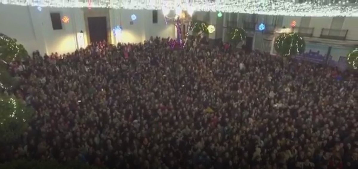 IzabeGomez's tweet photo. Sus Majestades de Oriente llegaron a La Plaza de#Ubrique, donde los recibieron con toda la ilusión y el cariño, una visita que abre la noche más mágica del año, os deseamos el mejor regalo. Imágenes de @todovesvideo, grandes. #ReyesMagos #ubrique #navidad # https://t.co/d39pqaCeQA