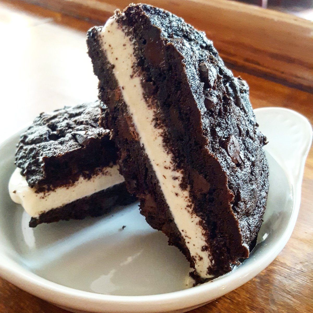 LoboFellsPoint's tweet photo. Have a chipwich, it's saturday 🍦 
.
.
.
#chocolate #chipwich #icecream #gelato #cookies #icecreamsandwich #saveroomfordessert #afterdinner #food #nom #forkyea #forkfeed #dessertfeed #feedfeed #foodstagram #dessertgram #eater #zagat #cooks #thebakefeed #bonappetit #eat #dessert https://t.co/ARUDn8I5Gl