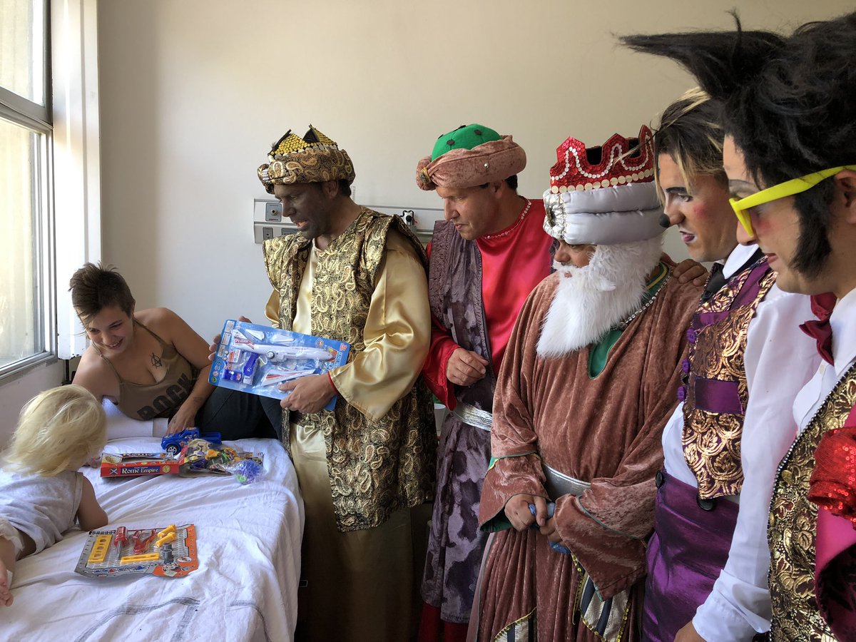 anitamarinomdq's tweet photo. #MardelPlata hoy los payasos Richard y Emiliano @CirqueXXI participaron junto a @CanalDiezMdp y @SUPERTENEDORES de la entrega de juguetes en el Hospital Materno Infantil #DíaDeReyes @mmatiasale Matias Santoiani y Carlos García. Gracias por esta acción solidaria, dosis de energía! https://t.co/b1pNp3b9hR