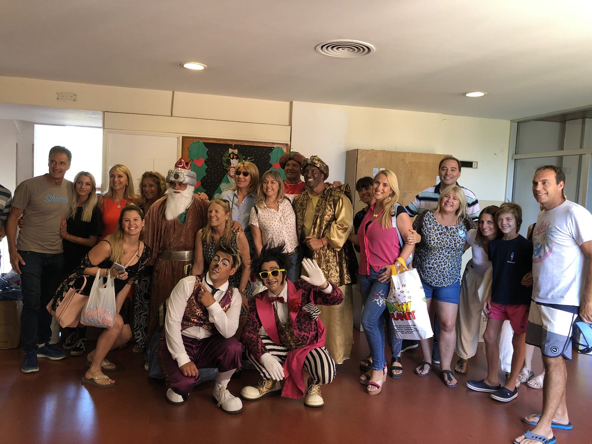 anitamarinomdq's tweet photo. #MardelPlata hoy los payasos Richard y Emiliano @CirqueXXI participaron junto a @CanalDiezMdp y @SUPERTENEDORES de la entrega de juguetes en el Hospital Materno Infantil #DíaDeReyes @mmatiasale Matias Santoiani y Carlos García. Gracias por esta acción solidaria, dosis de energía! https://t.co/b1pNp3b9hR