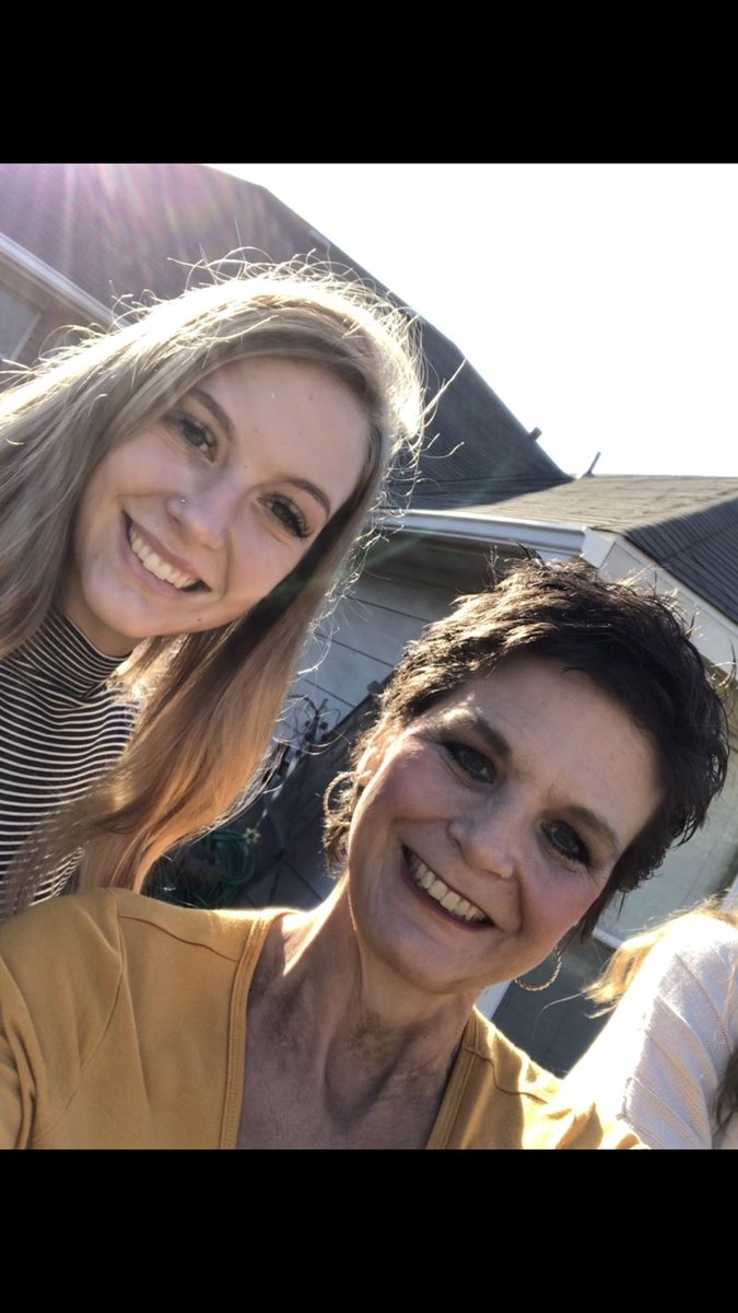 Carlie__Jones's tweet photo. Rest easy beautiful. You fought one tough battle. You’re cancer free now and I hope you’re ringin that bell right now with the Lord at your side. Anything and everything I do is for you now momma. I love you so much and can’t wait to see you again one day💔 https://t.co/YAwvGO2Nrz