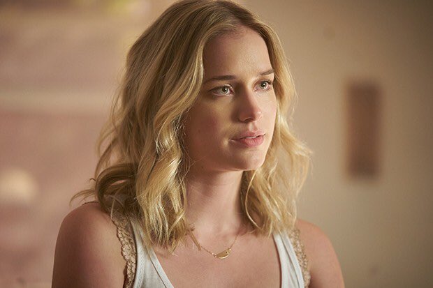 greglee91's tweet photo. It’s actually ridiculous how good looking Elizabeth Lail is. #You https://t.co/s46yNuqrgj