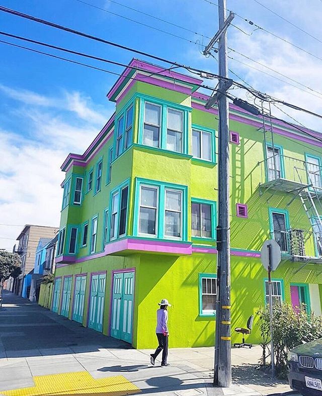 SFGate's tweet image. From Instagram: Colorful homes of SF captured by @biotifunzaza. Thanks for the #regram⠀
⠀
#outersunset #sf #homes #bayarea #colorful #exploresf bit.ly/2FcsPWe