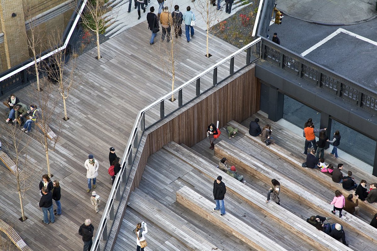DohertyBarrett's tweet photo. The @highlinenyc back in 2009 before it became a NYC celebrity and featured in Staging Urban Landscapes by @BCI_realm @fieldoperations @agency_landplan @SasakiDesign @theOLINstudio @Birkhauser https://t.co/qpq3Kl5jrf