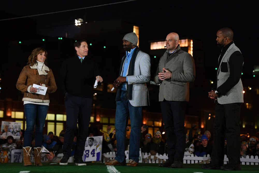 DaveOnDemand_TV's tweet image. It's kind of hard to take NFL football seriously because none of the announcers have Australian accents. #UpperCrust #RuyLopez