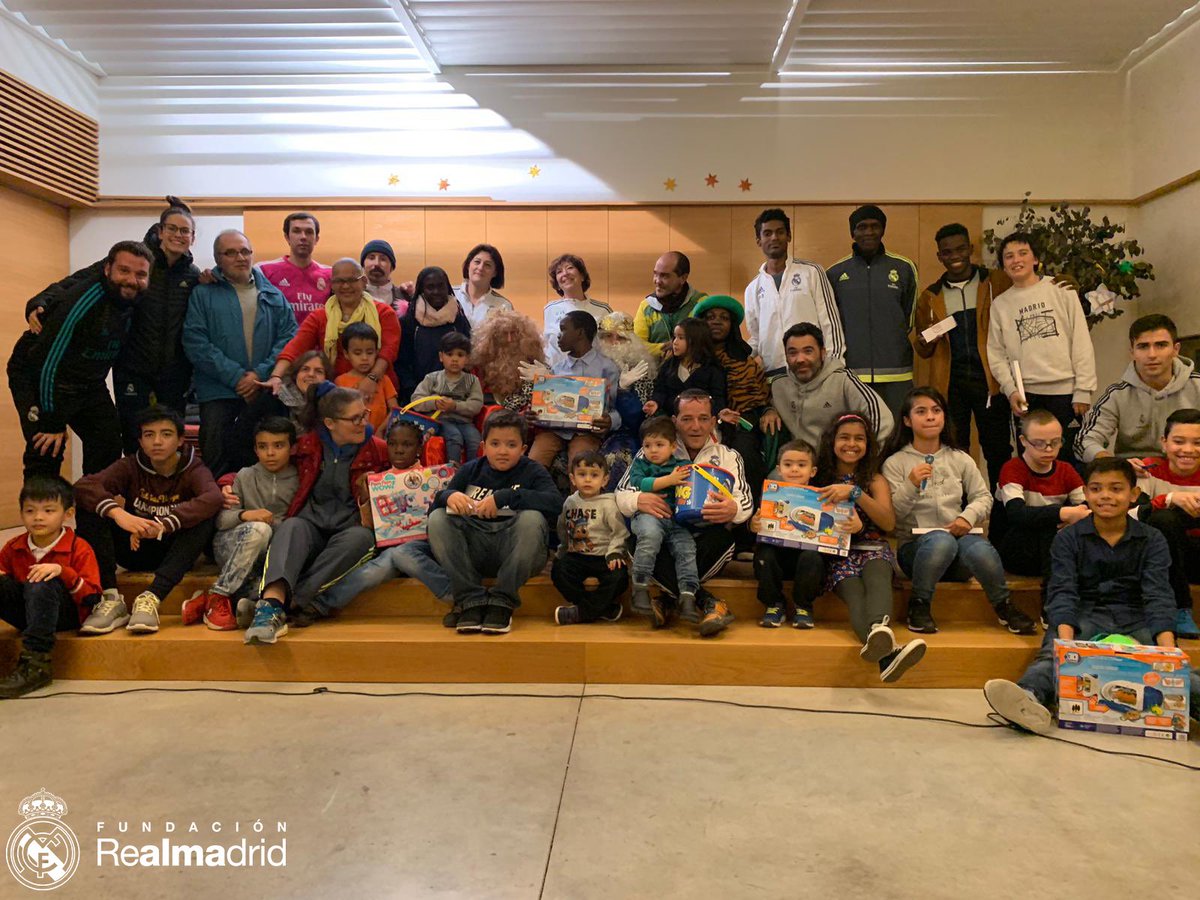 Para que ningún niño se quede sin su regalo, hemos contado con el apoyo de unos ayudantes muy especiales <a href="/ONGCesal/">ONG Cesal</a> <a href="/CruzRojaEsp/">Cruz Roja Española</a> #NochedeReyes #CentrodeAcogida #personassinhogar