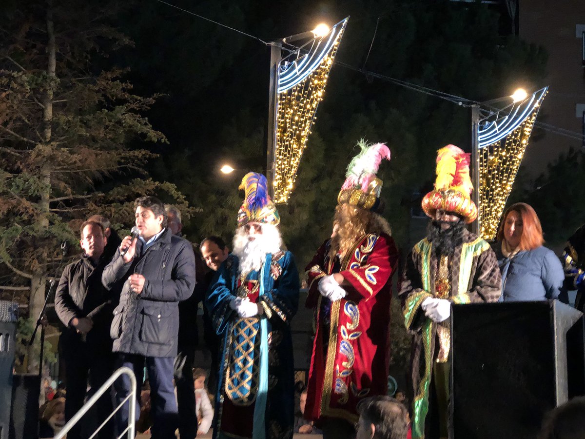 Una vez entregadas las llaves de la ciudad #Alcorcón de parte del alcalde <a href="/davidperez/">𝔻𝕒𝕧𝕚𝕕 ℙ𝕖𝕣𝕖𝕫 𝔾𝕒𝕣𝕔𝕚𝕒</a> SSMM Los Reyes Magos de Oriente comienzan a visitar todas casas. Enhorabuena, GRACIAS a todos los trabajadores municipales que han hecho posible la Gran #CabalgaAlcorcón2019 #NavidadAlcorcón2019