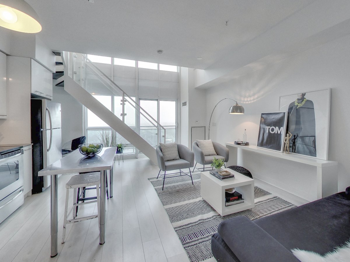 REMAXCommAgent's tweet image. Take a look at this stunning condo! Just listed, stunning two-storey penthouse loft perched atop the 29th floor. Experience breathtaking panoramic sunset and lake views as natural light pours in through the 18-foot, floor-to-ceiling .. dan-currie.cb1.so/blcj4s