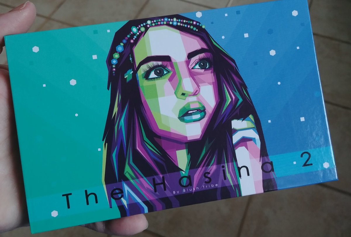 EllaSkyeBlue's tweet photo. It. Has. Arrived.
This is the #Hasina2 palette from @BlushTribe
It was packaged perfectly, no breakage (UK to USA) but beyond that, it has such beautiful color, even without primer or foundation as a base!
I'll show swatches next. Very impressed with my first purchase!! https://t.co/TYencUPjxL