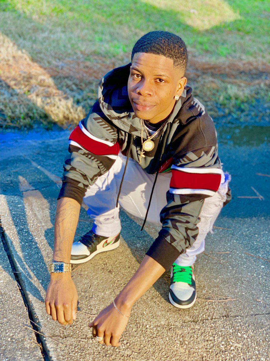 IAM_2LANE's tweet photo. Like A Shoelace I’m Tied To Da MOB 💂🏿‍♀️🖤🖤 ... #$M™️ #LLBNB #LLGETTI #MOBTIDES https://t.co/5p041lyohB