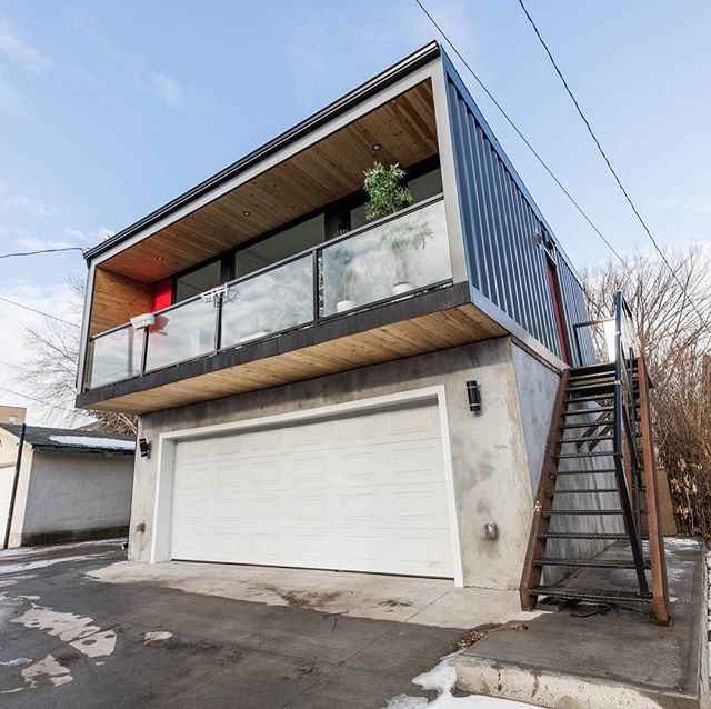 Check out our latest HO3 laneway home one bedroom over a double garage located in Edmonton, AB. Perfect @airbnb one bedroom. Dm us for the link to stay here! #modern #sustainable #modular #honomobo #yeg #container #home #design #concrete #wood #steel #gl… bit.ly/2Fcx1X1