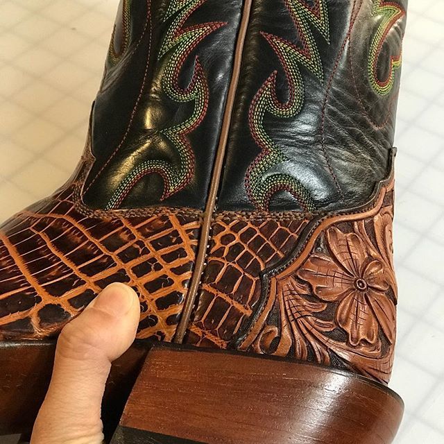 BKShoeSpace's tweet image. Beautiful work!! hand stitching, tooling, all around beautiful cowboy boots of @diamonddleather who visited today, touring Brooklyn and NY. Thanks for coming by Dean! He came into town to be a judge for a bull riding competition. #handmadeboots #cowboybo… bit.ly/2RwM2sg