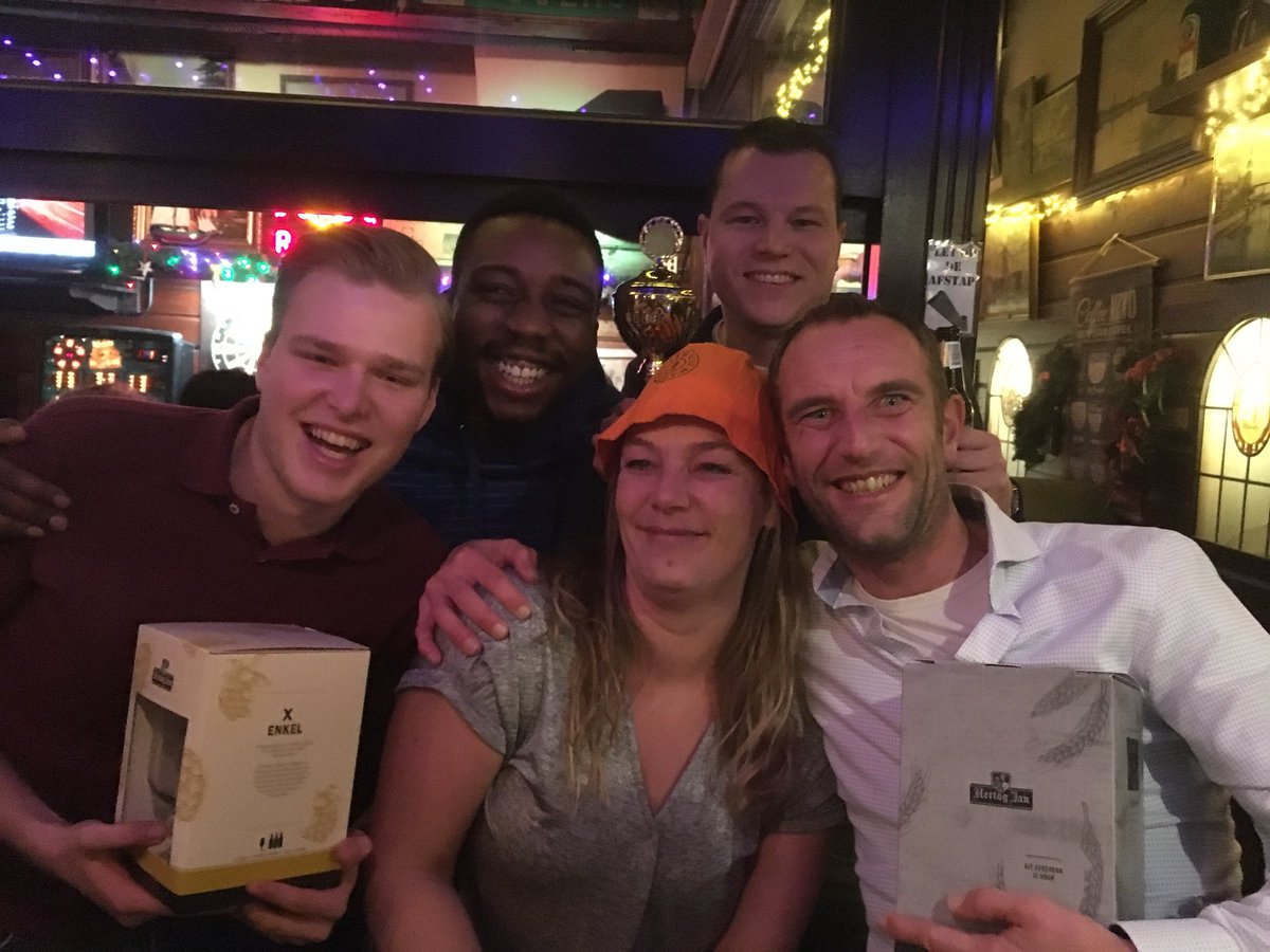 Het was een legendarische quizavond in Cafe de <a href="/oudesluys/">café de Oude Sluys</a>, met Suus &amp; The Boys als verrassende winnaars, debutanten Het Knapste Team pakte de tekkel en een uniek moment: De London Knights leverden de 10 voor 12 kaart vóór de quiz in, mét het juiste woord!