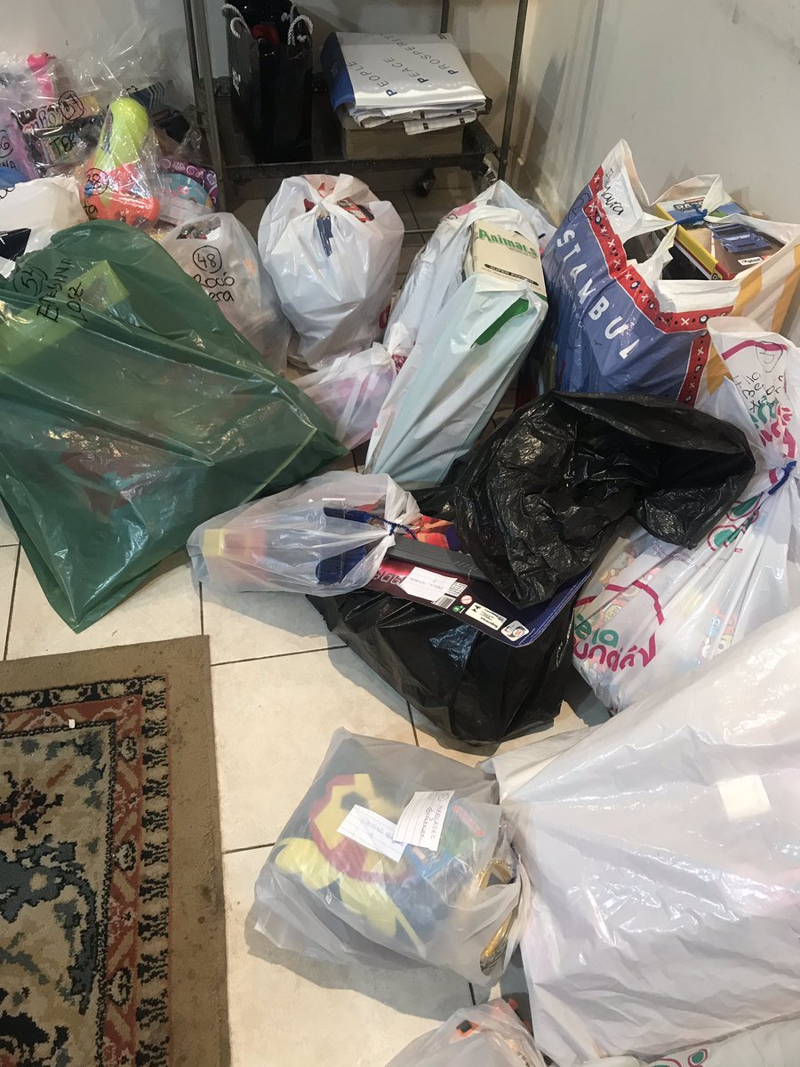 Bibilando's tweet photo. Reyes magos listos! Mañana 160 niños recibirán sus juguetes personalizados.Cada bolsa tiene el nombre de la familia y los niños 💕GRACIAS a todos los amigos de generoso corazón que colaboraron, a mis amigas y familia que ayudó seleccionando juguetes y armando de las bolsas ❤️ https://t.co/AfAAScHrDq