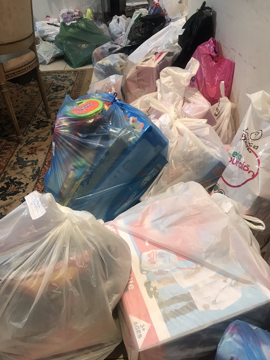 Bibilando's tweet photo. Reyes magos listos! Mañana 160 niños recibirán sus juguetes personalizados.Cada bolsa tiene el nombre de la familia y los niños 💕GRACIAS a todos los amigos de generoso corazón que colaboraron, a mis amigas y familia que ayudó seleccionando juguetes y armando de las bolsas ❤️ https://t.co/AfAAScHrDq