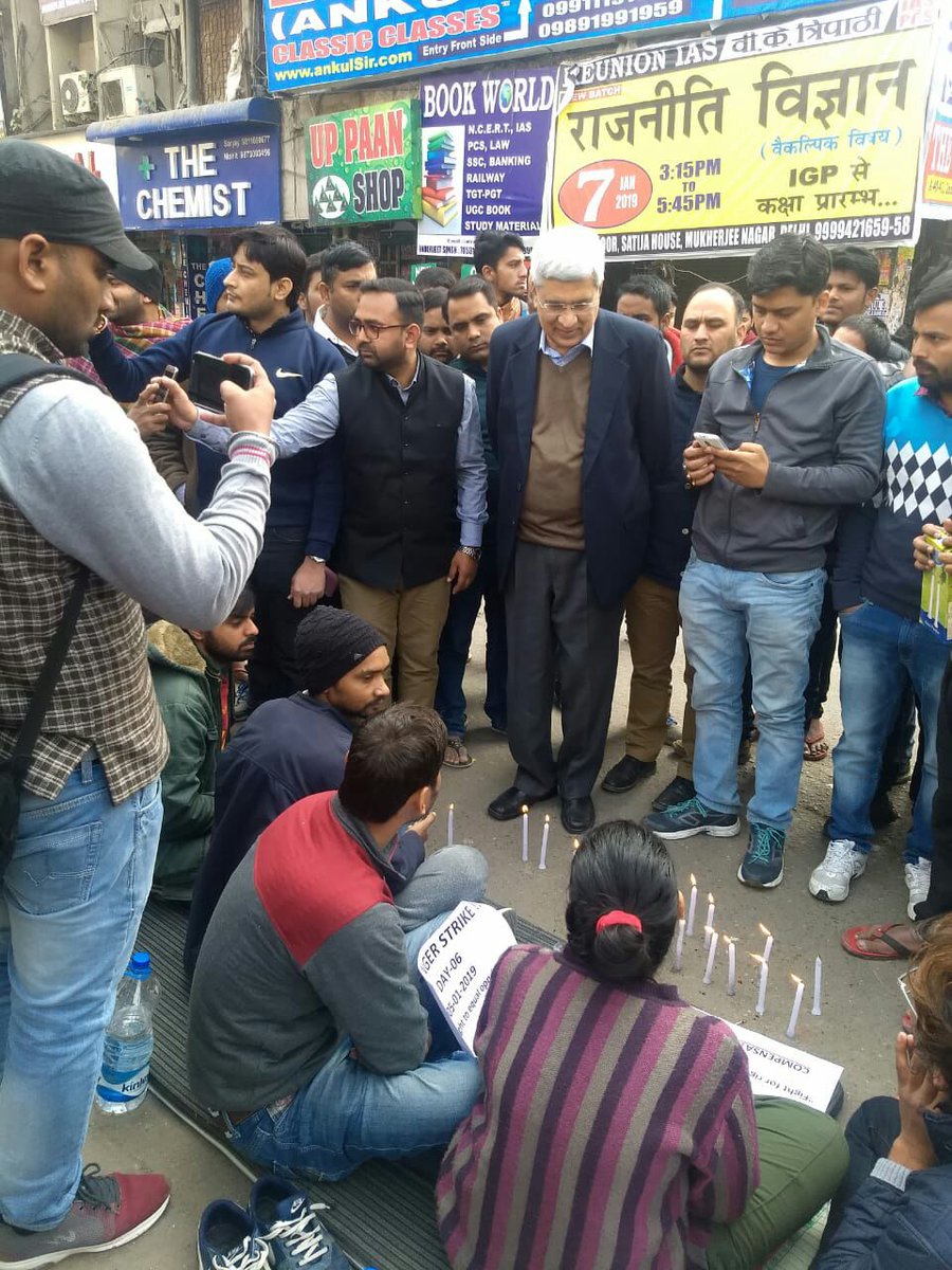 Foxical_G's tweet image. हिंदी छात्रों  का सातवीं दिन के सत्याग्रह जारी है लेकिन बीजेपी सरकार के किसी नेता ने अभी तक छात्रों से मिलने नहीं आये। #saveShikha #supportcsatvictims @ManojTiwariMP @M_Lekhi @narendramodi @myogiadityanath @rajnathsingh @nitin_gadkari @ShatruganSinha