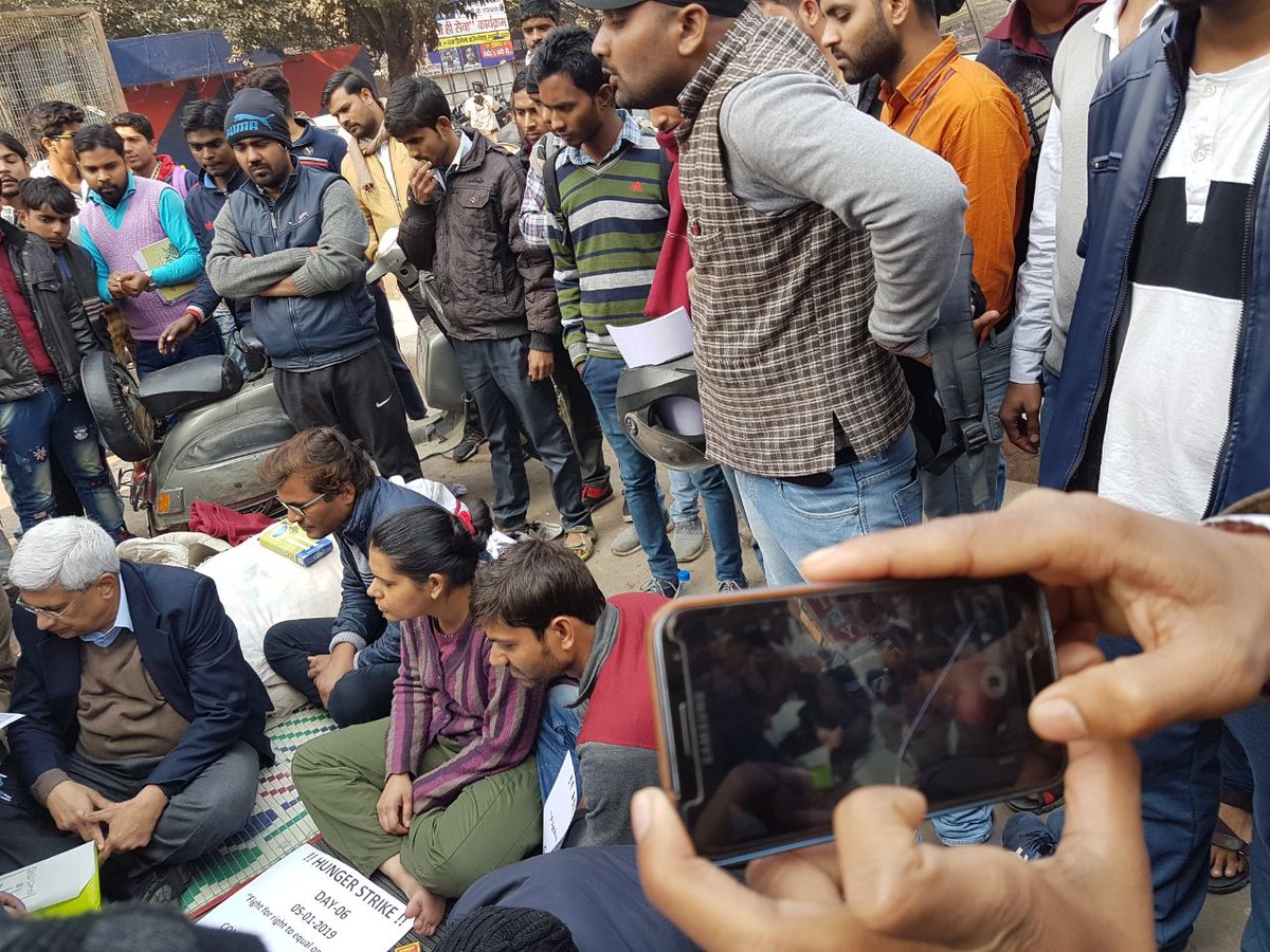 Foxical_G's tweet image. हिंदी छात्रों  का सातवीं दिन के सत्याग्रह जारी है लेकिन बीजेपी सरकार के किसी नेता ने अभी तक छात्रों से मिलने नहीं आये। #saveShikha #supportcsatvictims @ManojTiwariMP @M_Lekhi @narendramodi @myogiadityanath @rajnathsingh @nitin_gadkari @ShatruganSinha