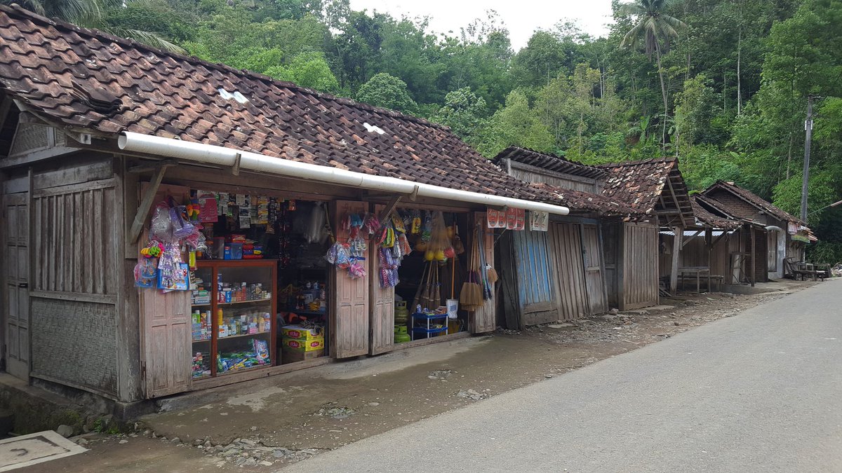 watespahpoh's tweet image. Tebak ini pasar apa? Pokoknya di tepian sungai yg mengalir ke Waduk Sermo heheh #MampirKulonProgo