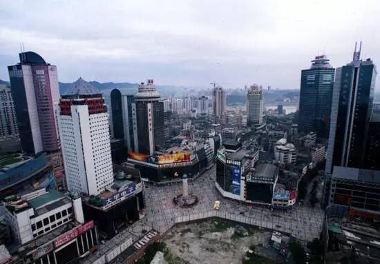 Better contrast of Chongqing downtown around Liberation Monument: 1981, 1999, 2015, 2018Last photo by Chongqing photographer Zhu Wenqiao (Instagram: wenqiao.z)