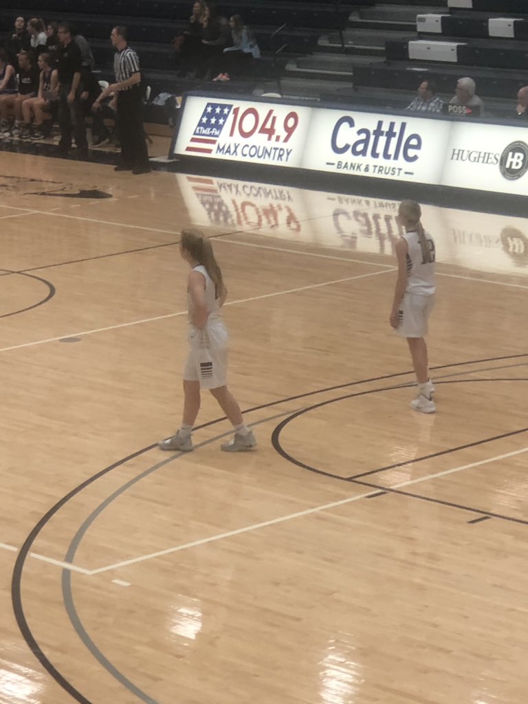 CreteSoftball's tweet photo. End of 1. @leahjurgens_ update. Playing hard. Couple of boards. #leahbug LL up after one. https://t.co/zqWqrWXQEj