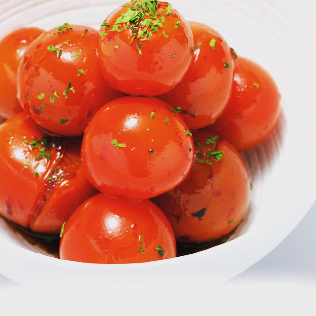 Cinagro シナグロ オーガニック フルーツトマトサラダ 1 バルサミコ酢 オリーブオイル 蜂蜜を１ １ １で混ぜ合わせます 2 湯剥きしたミニトマトと和え 10分以上冷蔵庫で冷やします 3 ミントやバジルなどのハーブを添えて出来上がり