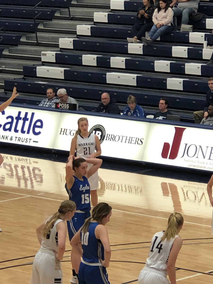 CreteSoftball's tweet photo. Halftime. @leahjurgens_ update. Got fouled no call. Playing hard needs to shoot more in this coaches opinion... #leahbug https://t.co/jo8epqlUbG