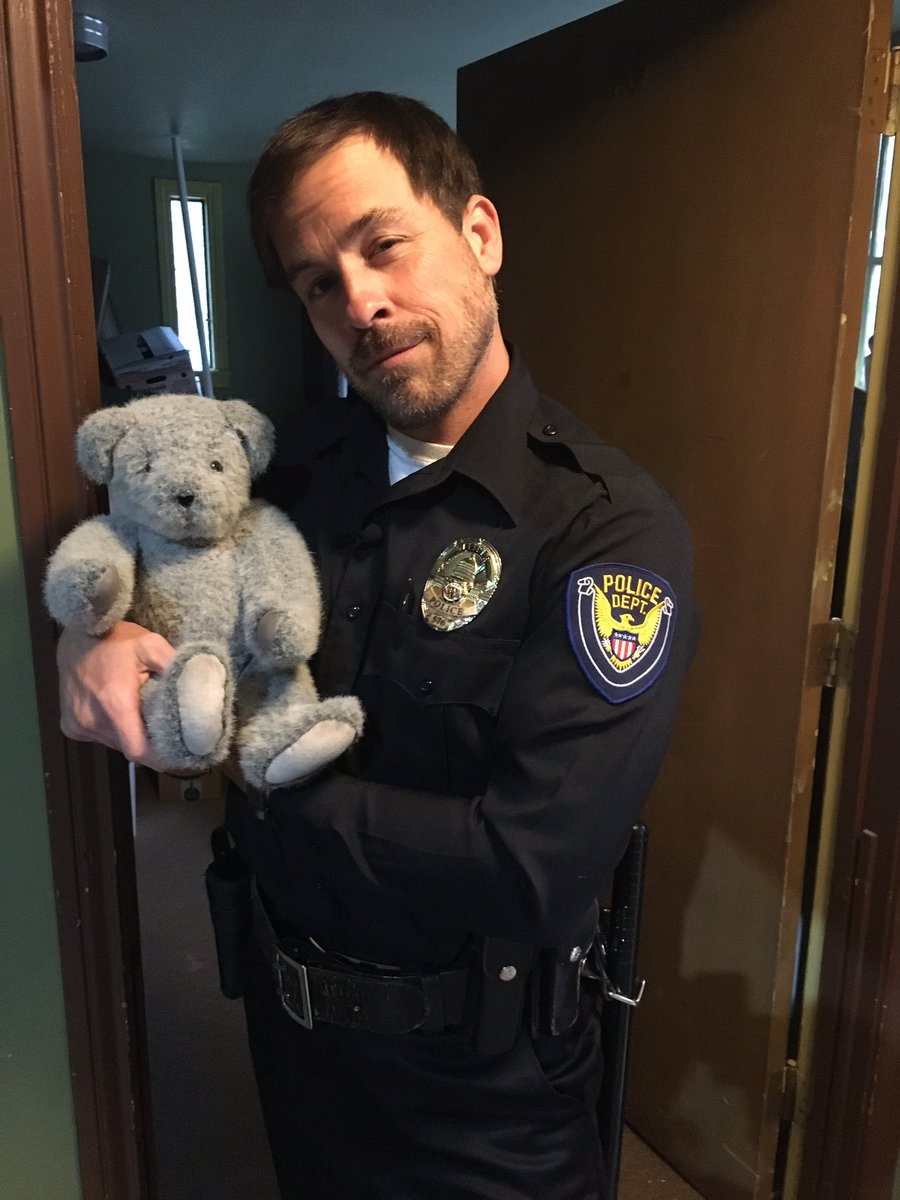 PLBthetoonist's tweet photo. #CCTeddy here... Still on the set of #AdamHall ‘s #InsideTheExtrasStudio web series. Had the pleasure of meeting .@KurtYaeger from @CBSAllAccess #TellMeAStory . https://t.co/57aXV0Dblk