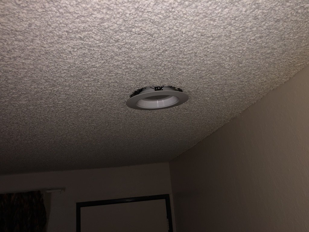 RobFarrow's tweet photo. @ChoiceHotels mold, animal poop, really? Not what I had in mind when spending $952 for a room for 4 nights for my family up at mammoth. No refunds, rude as fuck manager and the most dilapidated property I have ever seen = vacation cut short. Missed snow, missed out...pissed off. https://t.co/2aeAr652pe