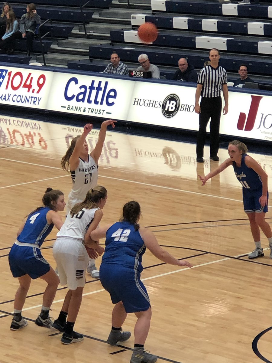 CreteSoftball's tweet photo. End of 3 @leahjurgens_ update. Knocked down a huge 3 and then got fouled and made both free throws. 5 points and some good defense. #leahbug playing well. https://t.co/3Btezv1Ti3