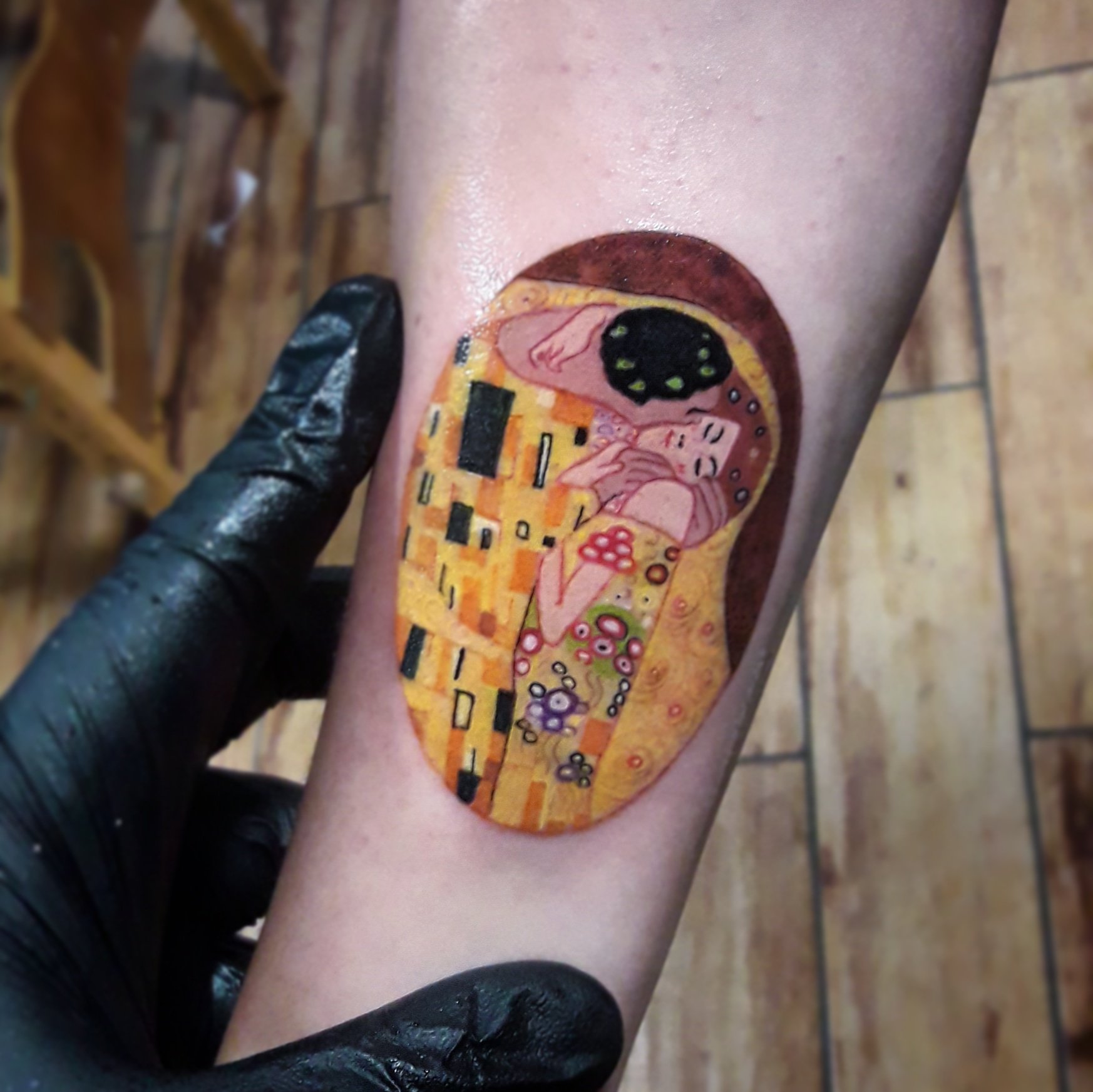 X \ David Mera در X: «Mi ultimo tatuaje antes de mi retiro temporal; El Beso - Gustav Klimt ⚡ gracias mil @Reggie2772 https://t.co/g9oaTuD40d»