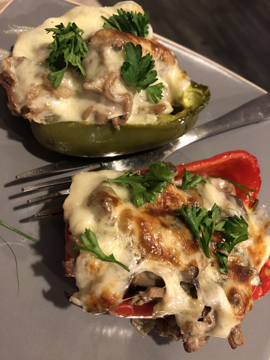 AndKeto's tweet photo. Philly Cheesesteak Stuffed Peppers paired with a @jackdaniels_us &amp; @cokezero 🍹 
Delicious &amp; amazing. 😋

#keto #ketodiet #ketodinner #ketoandbeerme #jackdaniels #cokezero #delicious #foodporn #food #instagramfood #lowcarb #yum #yummy https://t.co/qc7LjCzVCf