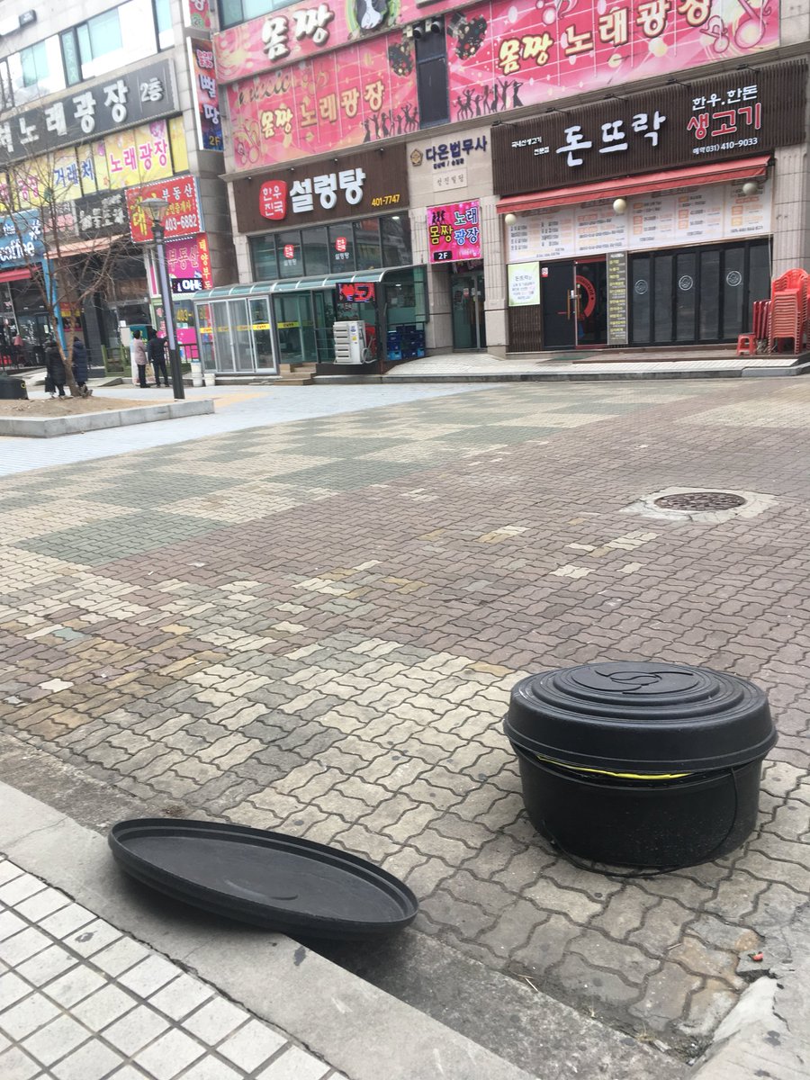 azzang0's tweet photo. @ansan_minwon 고잔신도시773-1번지에 퇴폐업소 외부입간판이 낮에도 치워지지않고 방치되어있습니다 https://t.co/x3z1YeVfTK
