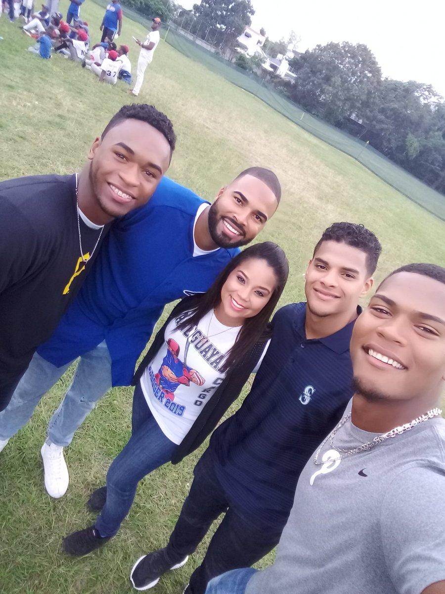 YOHANNA_NUNEZ's tweet photo. Qué gran tarde disfrutamos en nuestra comunidad de San Miguel de Manoguayabo en la clínica de béisbol Slugger 2019!
Una alegría ver a figuras a como Ramón Martínez y prospectos de nuestra comunidad compartiendo sus experiencias con los niños. ⚾🎉🇩🇴 https://t.co/OYs2t4o77p