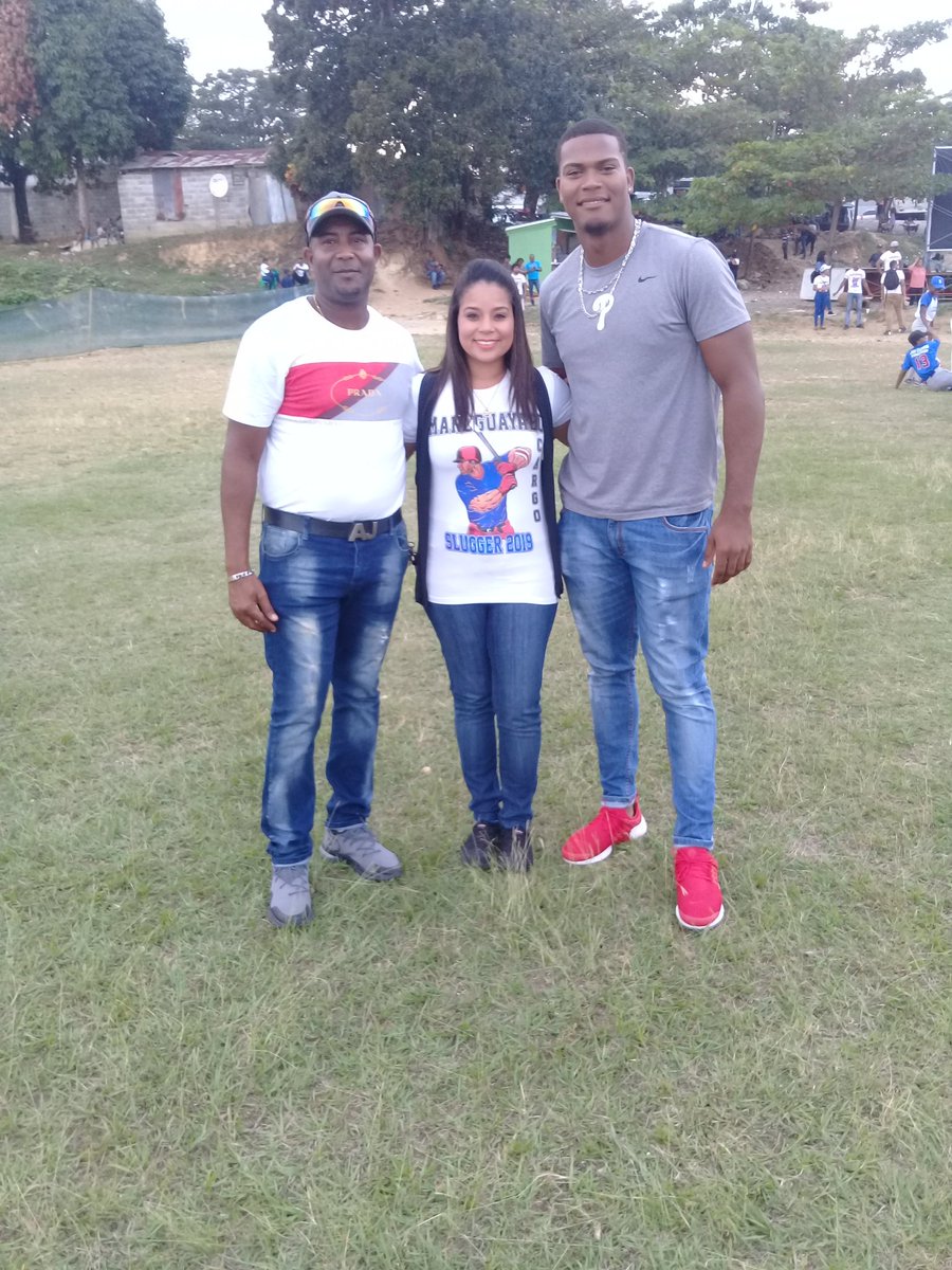 YOHANNA_NUNEZ's tweet photo. Qué gran tarde disfrutamos en nuestra comunidad de San Miguel de Manoguayabo en la clínica de béisbol Slugger 2019!
Una alegría ver a figuras a como Ramón Martínez y prospectos de nuestra comunidad compartiendo sus experiencias con los niños. ⚾🎉🇩🇴 https://t.co/OYs2t4o77p