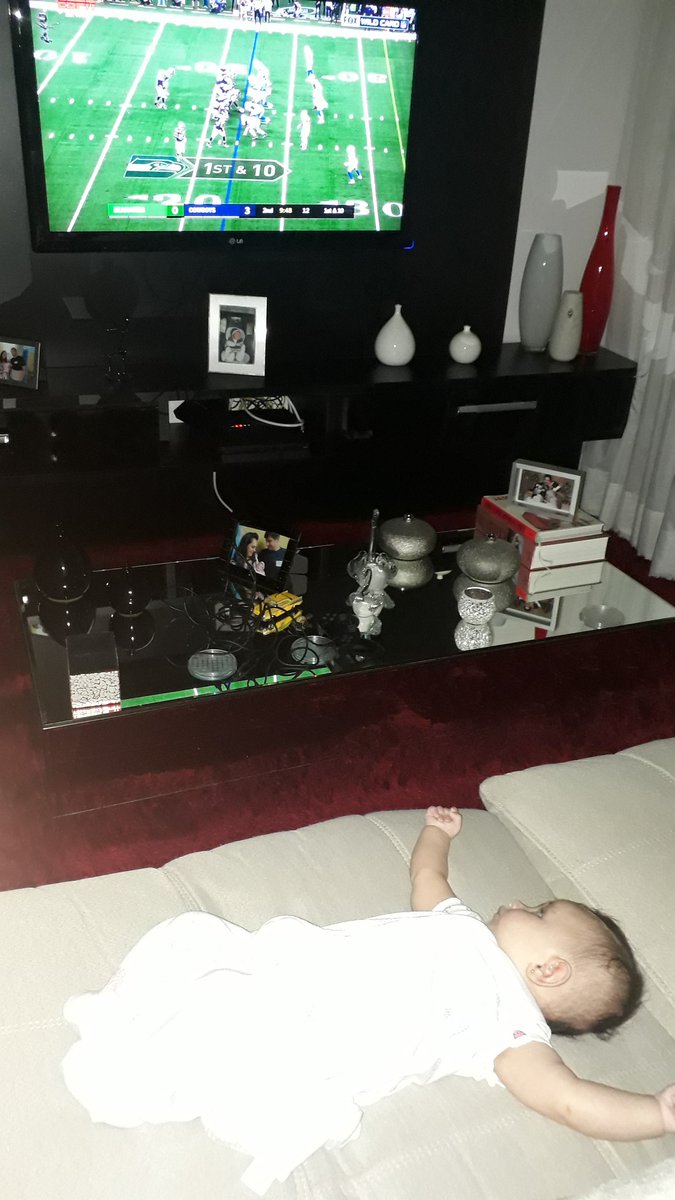 Felippo Klann Garcia (@felippoklann) on Twitter photo Não sei se durmo ou se assisto o jogo com o papai. ❤️❤️❤️🏈🏈🏈. #NFLnaESPN Não sei se durmo ou se assisto o jogo com o papai. ❤️❤️❤️🏈🏈🏈. #NFLnaESPN