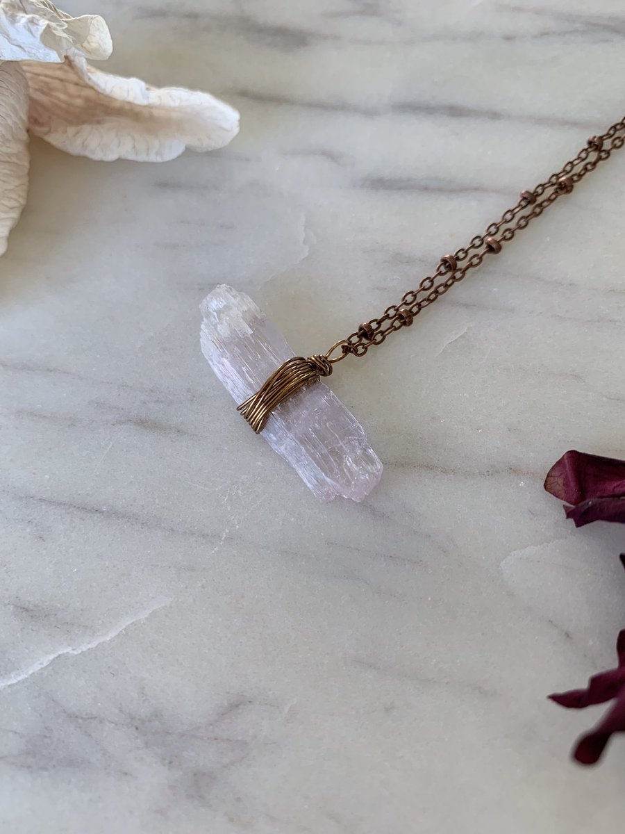 MerakiLotus's tweet photo. This gorgeous #pinkkunzite necklace is ready to ship! 💓
#gemstonejewelry #crystalvibes #heartchakra #valentinesday #giftsforher #boho #bohojewelry #hippie #etsyjewelry #etsy #handmadejewelry #reiki #PositiveVibes #energyhealing #crystals #crystalhealing 
https://t.co/sTmT8rtDTx https://t.co/nLGeDICPhi