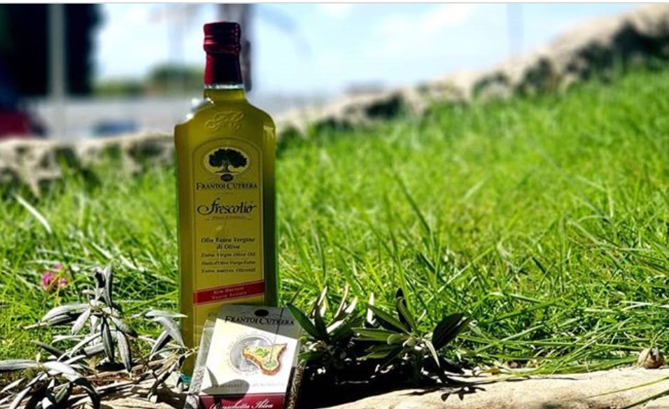 Looking for a top quality olive oil you can trust? Look no further! @frantoi_cutrera olive oil is made in Italy with only the best ingredients, and they even come with a little packet of seasonings, perfect for adding a little extra flavour to any dish.  #quality #trust #best #💯