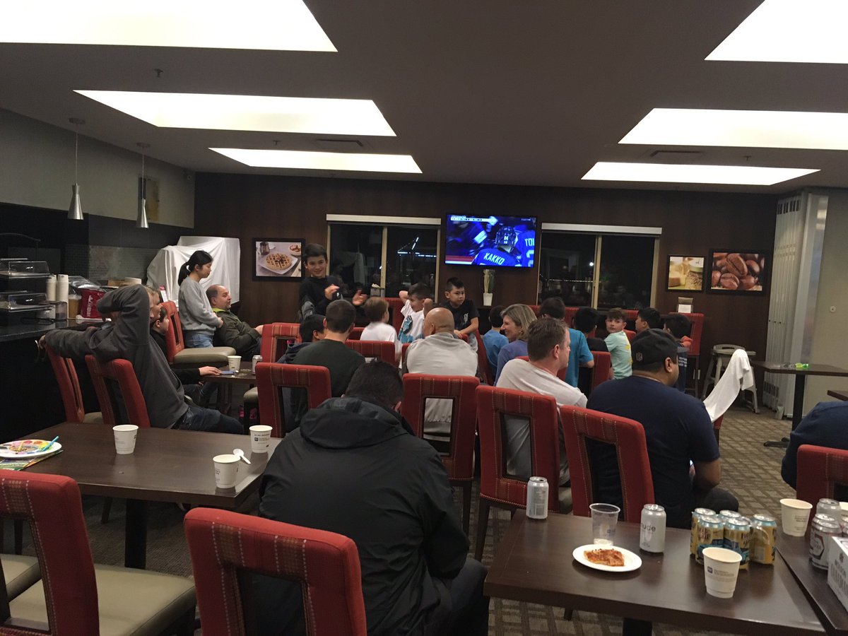 Team bonding at it’s finest. Hockey, pizza and more hockey. #teamworkmakesthedreamwork  #hockeyfamily #pizzaforthekidsbeersfortheparents  #earlytobedsemistomorrow