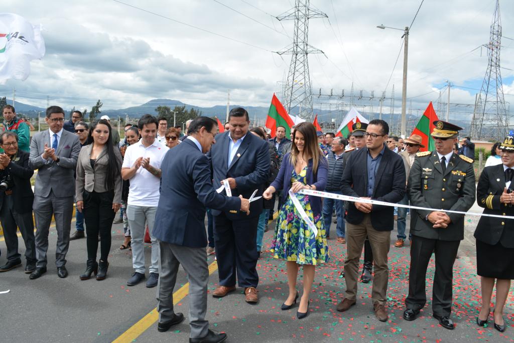 GoberTungurahua's tweet photo. #NOTICIA En conmemoración del #DiaDelPeriodistaEc, el gobernador José Antonio Romero, asistió a la develación de las siete calles de la ciudad de Ambato que llevarán los nombres de los periodistas de Diario El Comercio y de los soldados  asesinados en la frontera norte https://t.co/0TMsXqNuUi