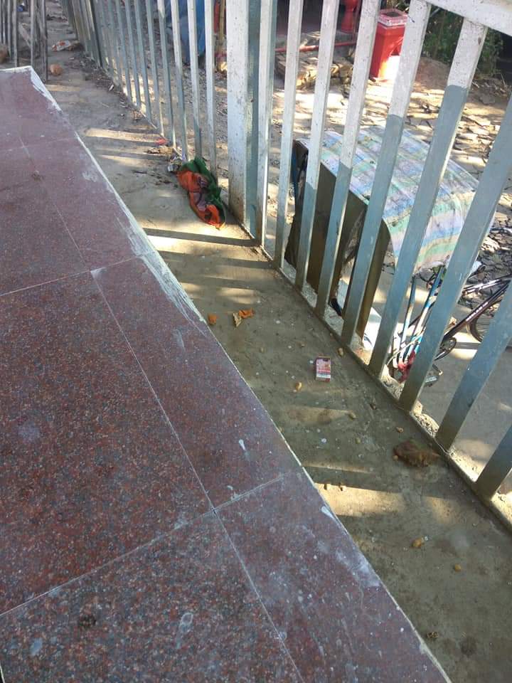 Tanushr94064057's tweet photo. ये तस्वीरें पश्चिम बंगाल के #Ichhapur के रेलवे Platform की है, जहाँ पर T. M. छीः के कार्यकर्ता ने B. J. P flag को जलाकर फेक दिया।।। ये हैं पश्चिम बंगाल की घटिया राजनीति छीःT.M छीः।। https://t.co/S258Qfzh4x