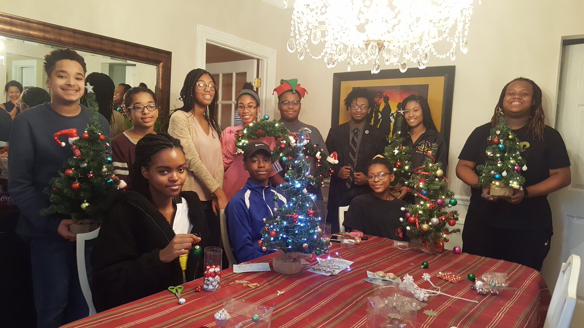 ChattMoms's tweet photo. GCC had a wonderful holiday season helping those in our community, seniors at the Eastgate Senior Center and the great children at the Boys and Girls Club @jackandjill_SER https://t.co/V11KgS4EnJ