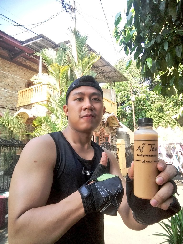 sidadamentokbks's tweet photo. Balik ke cirebon ketemu temen kampus, dan doi udah jadi owner bisnis minuman namanya Ai Tea. Semoga lancar terus ya bisnis nya. Cc : @nuriindah_m
#aitea #drinks #cirebon https://t.co/MZRbJy5NiK